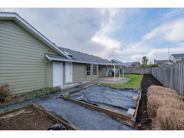 1566 Ne LAURELWOOD Cir, Canby, OR 97013