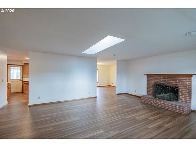 1566 Ne LAURELWOOD Cir, Canby, OR 97013