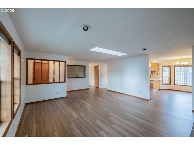 1566 Ne LAURELWOOD Cir, Canby, OR 97013