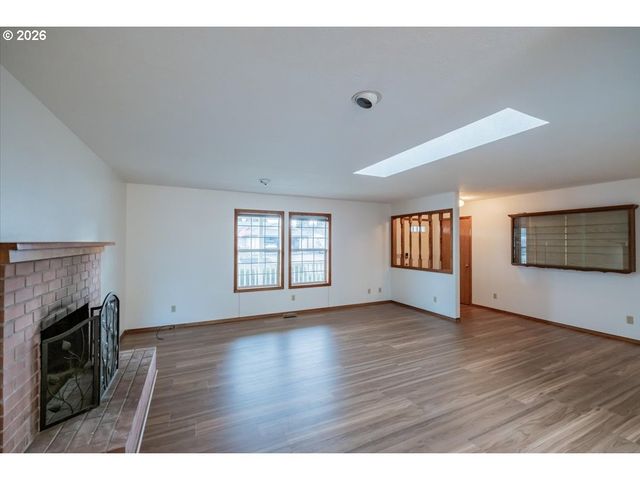 1566 Ne LAURELWOOD Cir, Canby, OR 97013