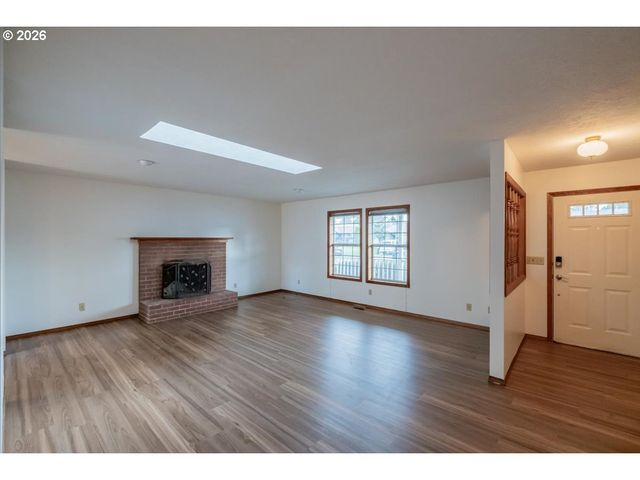 1566 Ne LAURELWOOD Cir, Canby, OR 97013