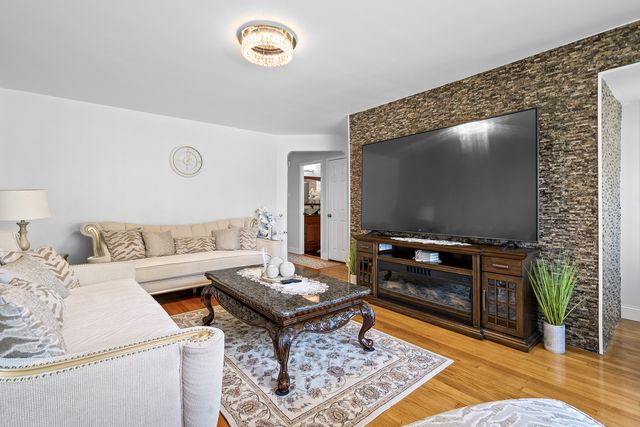 7625 W Strong Street, Harwood Heights, IL 60706