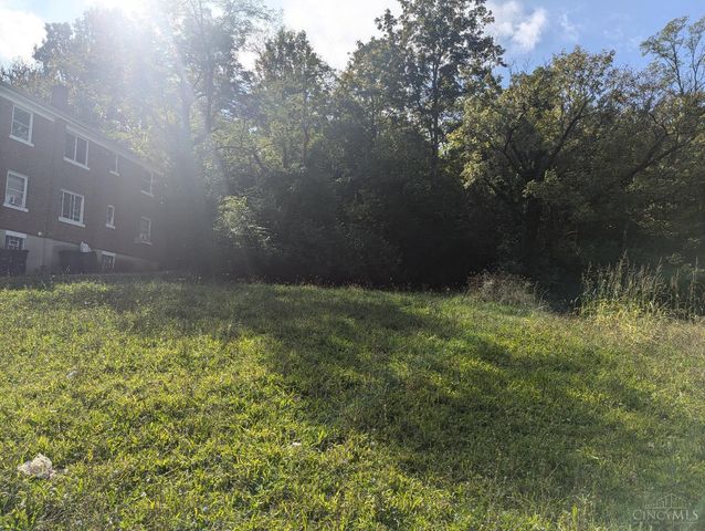 3069 Bracken Woods Lane, Cincinnati, OH 45211