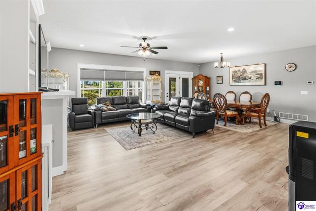 132 Carriage Hills Lane, Elizabethtown, KY 42701