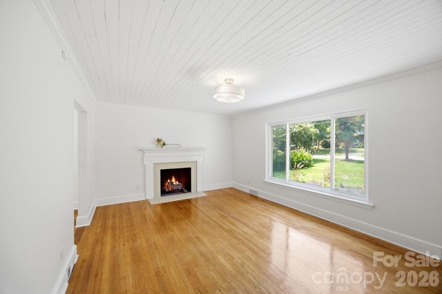 943 Hickory Nut Street, Charlotte, NC 28205
