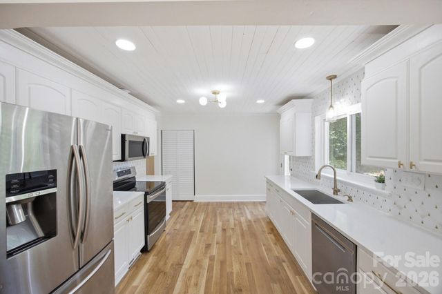 943 Hickory Nut Street, Charlotte, NC 28205