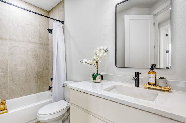 137 E Pauwela LN, Bastrop, TX 78602