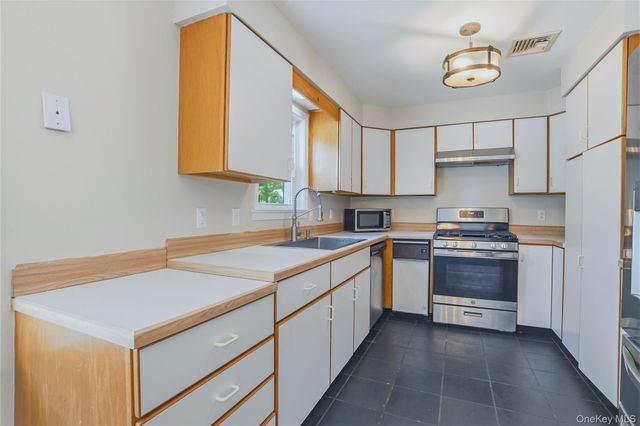 21 Maine Drive, Newburgh, NY 12550