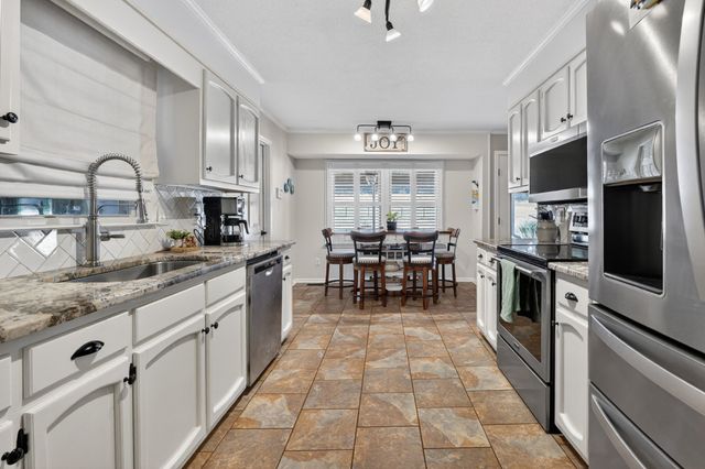 1886 Wellsbrook Dr, Fayetteville, TN 37334