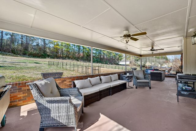 1886 Wellsbrook Dr, Fayetteville, TN 37334