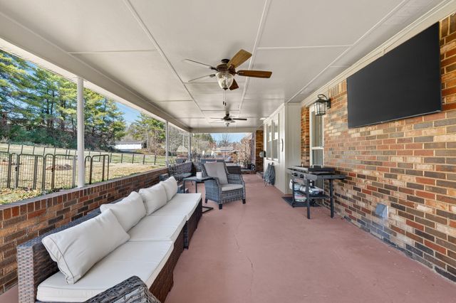 1886 Wellsbrook Dr, Fayetteville, TN 37334