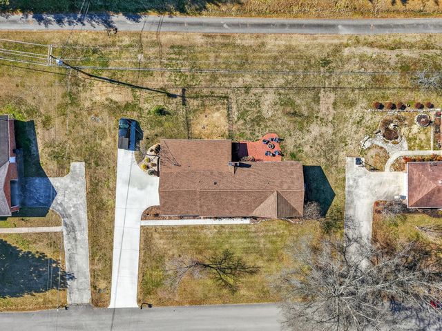 1886 Wellsbrook Dr, Fayetteville, TN 37334