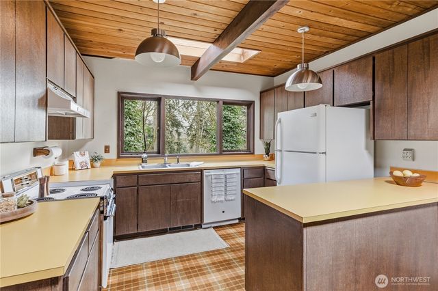 19416 49th Place NE, Lake Forest Park, WA 98155