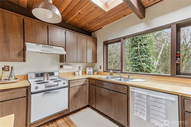 19416 49th Place NE, Lake Forest Park, WA 98155