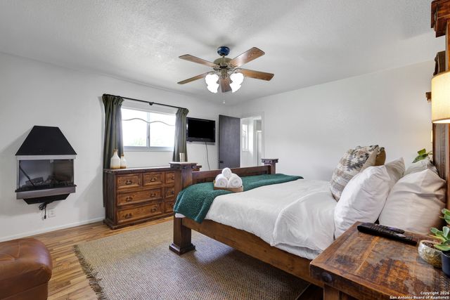 9950 Fm 471, Lacoste, TX 78039