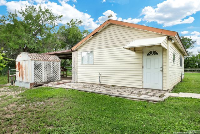 9950 Fm 471, Lacoste, TX 78039