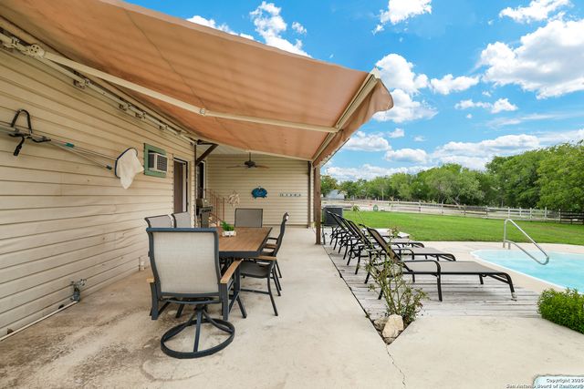 9950 Fm 471, Lacoste, TX 78039