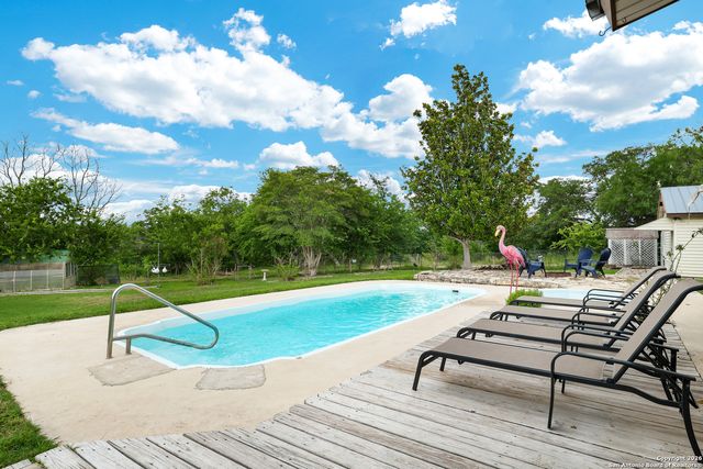 9950 Fm 471, Lacoste, TX 78039