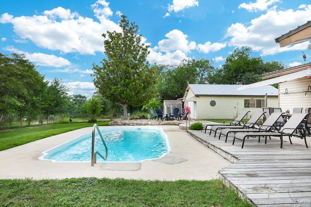 9950 Fm 471, Lacoste, TX 78039