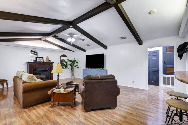 9950 Fm 471, Lacoste, TX 78039