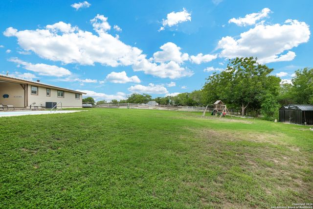 9950 Fm 471, Lacoste, TX 78039