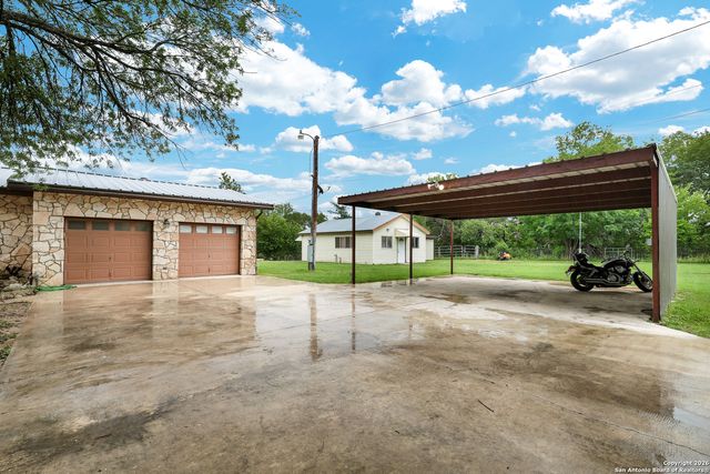 9950 Fm 471, Lacoste, TX 78039