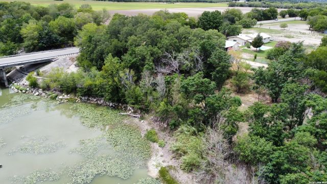9950 Fm 471, Lacoste, TX 78039