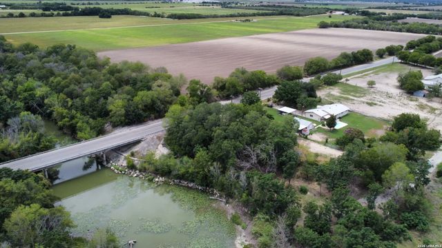 9950 Fm 471, Lacoste, TX 78039