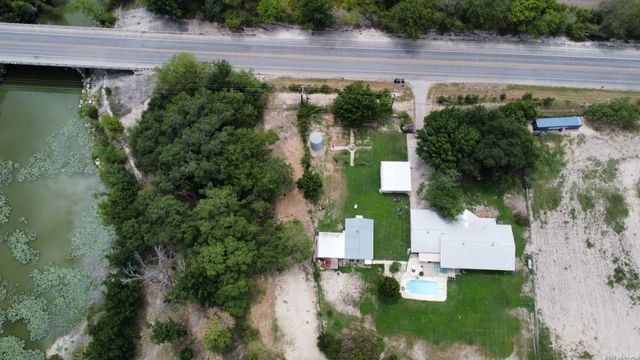 9950 Fm 471, Lacoste, TX 78039