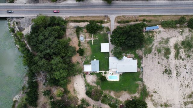 9950 Fm 471, Lacoste, TX 78039