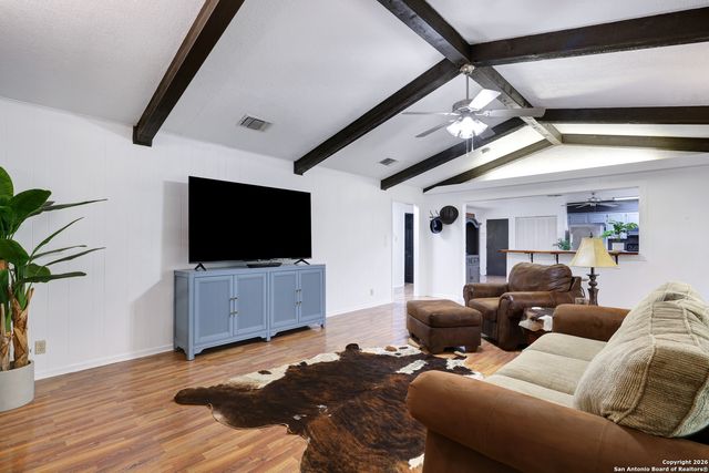 9950 Fm 471, Lacoste, TX 78039