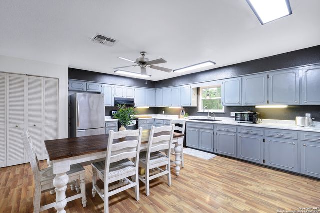 9950 Fm 471, Lacoste, TX 78039