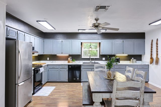 9950 Fm 471, Lacoste, TX 78039