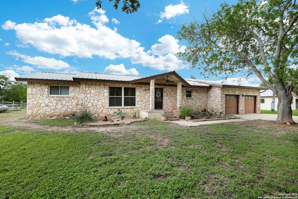 9950 Fm 471, Lacoste, TX 78039