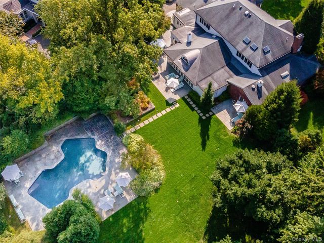 90 Elderfields Road, Manhasset, NY 11030