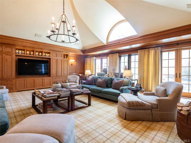 90 Elderfields Road, Manhasset, NY 11030