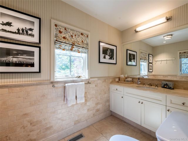 90 Elderfields Road, Manhasset, NY 11030
