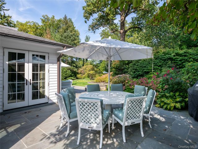 90 Elderfields Road, Manhasset, NY 11030