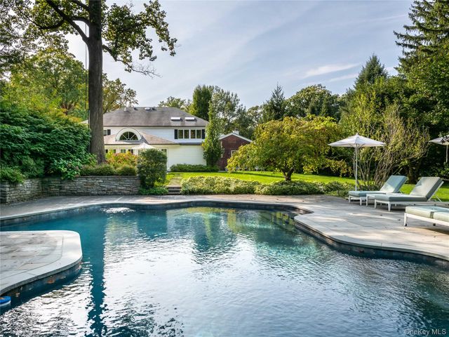 90 Elderfields Road, Manhasset, NY 11030
