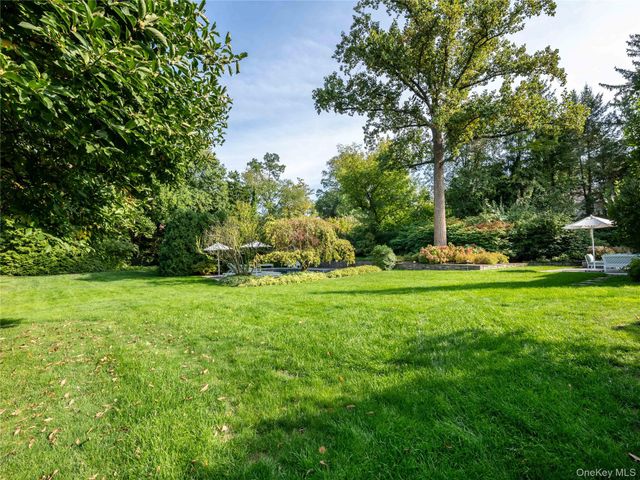 90 Elderfields Road, Manhasset, NY 11030