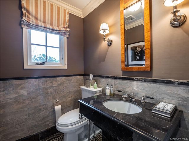 90 Elderfields Road, Manhasset, NY 11030