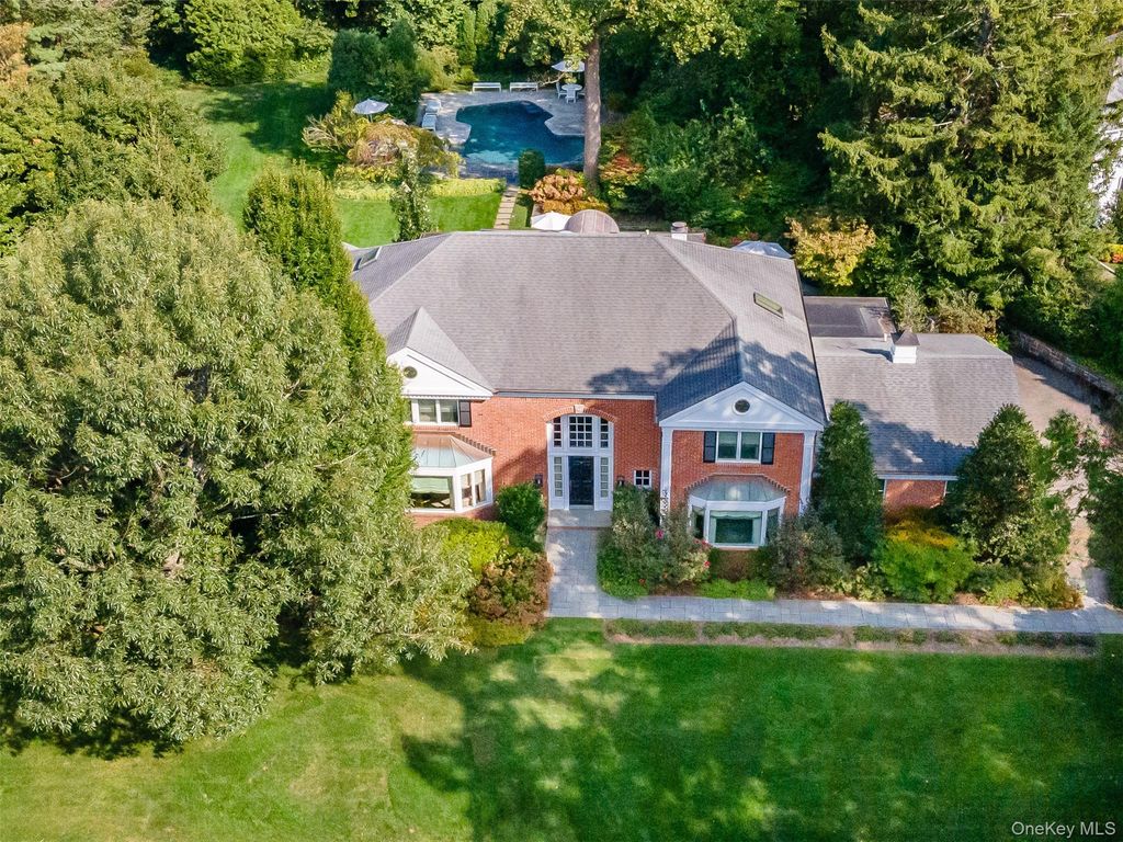 90 Elderfields Road, Manhasset, NY 11030