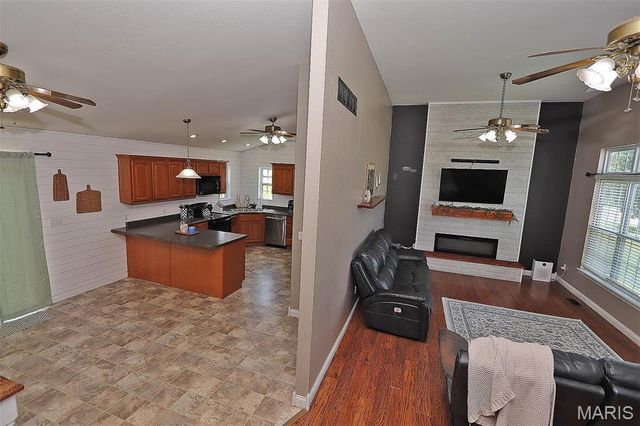 109 Sunset Court, Farmington, MO 63640
