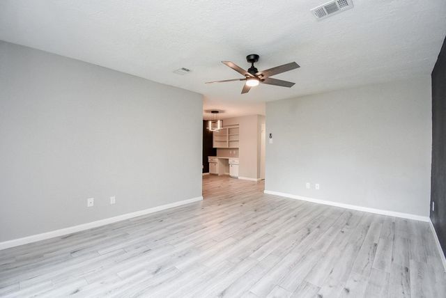 207 Granberry Street, Humble, TX 77338