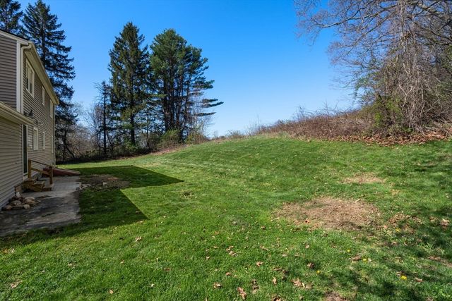89 Center Rd, Dudley, MA 01571
