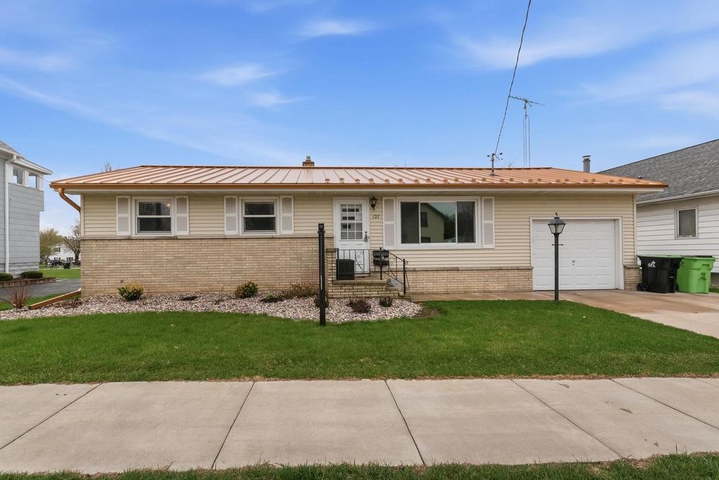 127 E Davis Street, Beaver Dam, WI 53916
