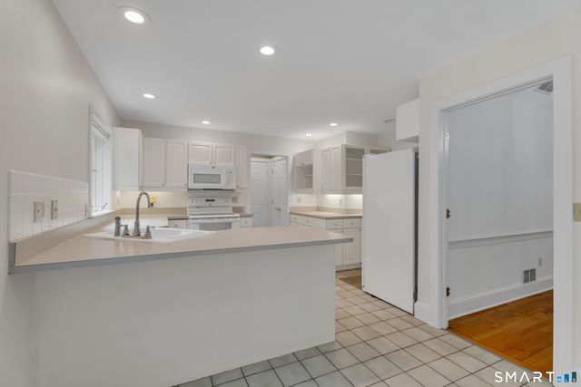 19 Whitehall Lane, Groton, CT 06355
