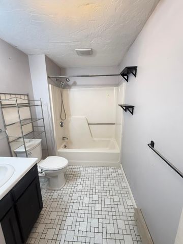 300 Falmouth Road APT 19C, Mashpee, MA 02649