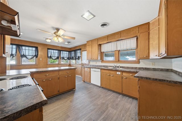 352 N Pine Street, Nowata, OK 74048