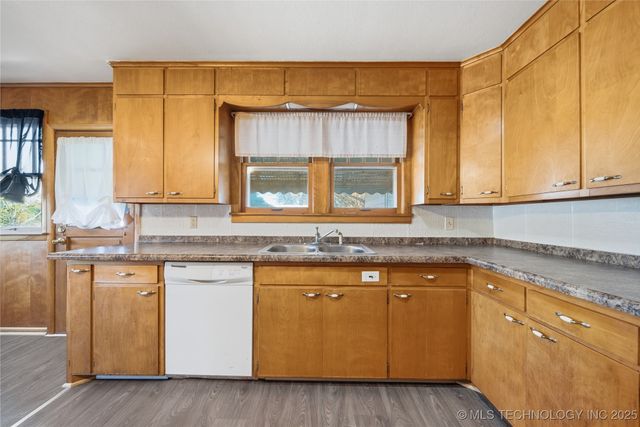 352 N Pine Street, Nowata, OK 74048